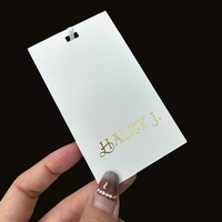 Etiquettes pour vêtements personnalisées Eco-friendly de haute qualité Etiquette volante blanche épaisse en papier d'art Etiquettes volantes avec logo en feuille d'or pour vêtements