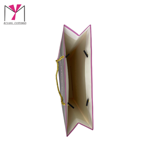 Bolsas de papel de lujo con asas de cinta, impresión de logotipo personalizado para empaquetado de productos capilares, papel artístico con acabado en lámina, reutilizables y a la moda. - Product Image 5