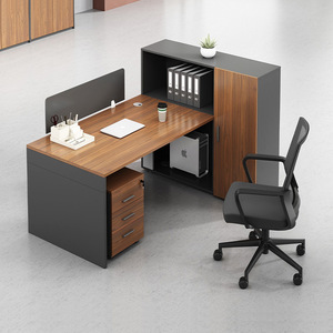 Combinación de Escritorio y Silla Minimalistas para Oficina, Escritorio Moderno para Finanzas con Divisiones y Cubículos - Product Image 1