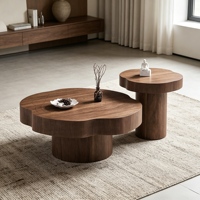 Ensemble de tables basses gigognes modernes en bois organique avec finition placage bois, mobilier contemporain pour salon