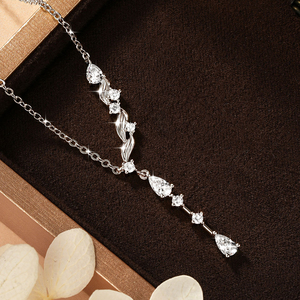 Großhandel Anhänger-Halsketten 14K Goldfilled Birnenförmiger Trendiger Moissanit Asymmetrisches Design Wellen-Statement-Halskette Geschenk Feiner Schmuck - Product Image 3
