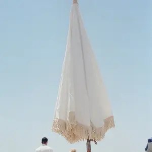 砂の屋外ピクニックガーデンプールのための木製の棒の白いタッセルが付いている注文の贅沢な自由奔放に生きるポータブルUV50ビーチ傘パラソル