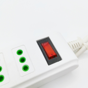 Regleta de alimentación de tipo chileno con 6 salidas para uso en electrodomésticos - Product Image 5