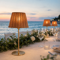 Lampe de table LED rustique en bambou et fer avec télécommande pour mariage, dîner nuptial, table ronde VIP et réception - Vente en gros