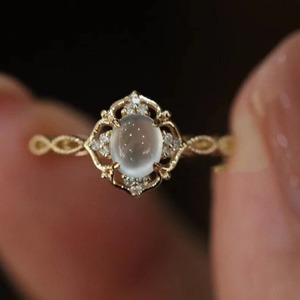 Anello con zircone e pietra di luna: un anello da indice <span class=keywords><strong>femminile</strong></span> e unico con intaglio traforato - Product Image 1