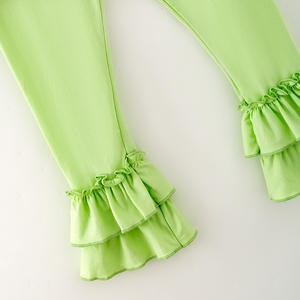 סט מוכן למשלוח לבנות, טופ קז'ואל אביב-קיץ עם רקמה של אלוהים טוב ופרחים, עם מכנסיים ירוקים חלקים ומעוטרים בקפלים. - Product Image 5