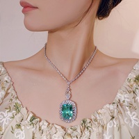 Pendentif de fiançailles classique en cuivre écologique à finition lisse avec sertissage clos et zircone cubique, chaîne à maillons, sans nickel, bijoux élégants