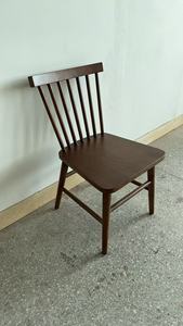 Sedia da pranzo commerciale retrò con schienale a fuso, struttura in legno massello, stile Windsor, per hotel, caffè, bistrot, vendita all'ingrosso per l'ospitalità - Product Image 2
