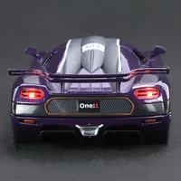 Modèle de voiture de sport en alliage moulé sous pression à l'échelle 1/24 avec portes escamotables à un bouton, interrupteur trois modes, lumières, son et fonction de recul
