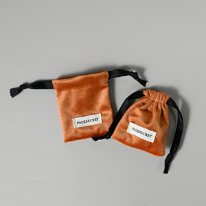 Pochette à bijoux en microfibre colorée personnalisée avec logo, sacs cadeaux à cordon, pochette en tissu avec impression en relief et étiquette - Product Image 4