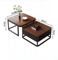Moderner, schlichter quadratischer Glas-Couchtisch mit Metallgestell, luxuriöses High-End-Möbelstück für kleine Wohnzimmer.