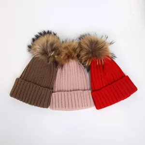 Chapeau tricoté d'hiver pour femmes de 10cm avec <span class=keywords><strong>bonnet</strong></span> <span class=keywords><strong>pompon</strong></span> en fausse fourrure de raton laveur <span class=keywords><strong>amovible</strong></span> - Product Image 1
