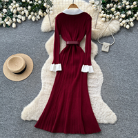 Robe midi en tricot côtelé à col contrastant et ceinture, style vintage français pour femme, manches longues, coupe ajustée élégante pour l'automne
