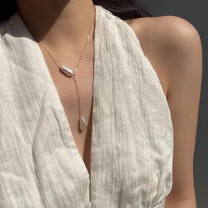 Collar de Moda Chapado en Oro de 14K con Perla Barroca Natural de Agua Dulce, Diseño Moderno y Elegante - Product Image 1