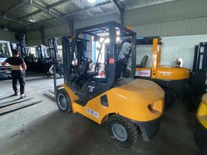 3.5Ton รถยก <span class=keywords><strong>FD35</strong></span> <span class=keywords><strong>Komatsu</strong></span> มือสองพร้อมระบบเปลี่ยนเกียร์ด้านข้างและเสาสามเสาสำหรับคลังสินค้า - Product Image 4