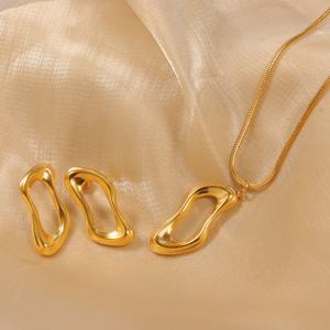 Collier hypoallergénique personnalisé en acier inoxydable plaqué or, forme géométrique tendance pour femme - Product Image 2