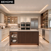 Meubles de cuisine modulaires verts crème sur mesure avec îlot, armoire vitrée à LED et appareils encastrés pour projet de cuisine de villa ou d'hôtel