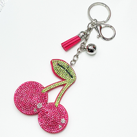 Roze-kersenkleurige bestseller sleutelhanger met strass steentjes, 3D fruitbedel met strass steentjes, stijlvolle tasaccessoire met kwastje