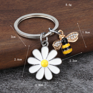 Llavero de abeja y flor, colgante de metal con diseño de insecto y margarita, adorno para bolso, regalo al por mayor para llaves de coche, suministro de fábrica - Product Image 3