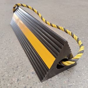 Bloc de roue en caoutchouc noir <span class=keywords><strong>triangulaire</strong></span> robuste et très résistant avec corde en nylon pour avions, voitures - Product Image 1