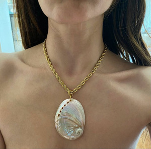 Eleganti Catene in Acciaio Inossidabile <span class=keywords><strong>Color</strong></span> <span class=keywords><strong>Oro</strong></span> con Perle Barocche Naturali e Conchiglie, Stile Ins Esagerato, di Alta Gamma, Spesse e di Tendenza, con Perle Oceaniche Perfette - Product Image 4
