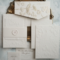 Suite d'invitations de mariage de luxe en papier de coton texturé gaufré, motif Paon et Orchidée, blanc ivoire, avec sceau de cire et bande décorative, impression personnalisée