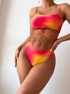 Conjunto de bikini de tres piezas con estampado tie-dye para mujer, traje de baño de dos piezas con falda de malla y estampado sólido para verano - Product Image 1