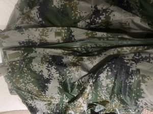 आउटडोर हल्के जलरोधक उच्च गुणवत्ता वाला छलावरण 150D ऑक्सफोर्ड कपड़ा पॉकेट वयस्क लंबा रेनकोट लंबा जैकेट - Product Image 5