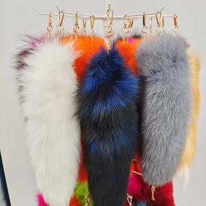 Venta al por mayor cola de zorro Real 35-45cm cola de zorro esponjosa cola de piel de Animal para accesorios de decoración llavero de cola de piel de zorro Natural - Product Image 3