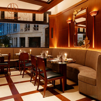 Ensemble de meubles de restaurant moderne pour hôtel et café : table ronde en marbre, banquette demi-cercle en velours et chaise