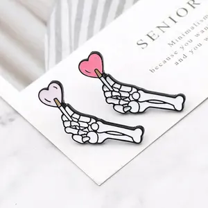 Varios esqueleto mano forma esmalte Pin corazón Lollipop broche par recuerdo encantador Pines de solapa