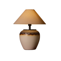 Lampe de table en céramique beige minimaliste de Jingdezhen avec abat-jour beige à texture sableuse mate pour table de chevet