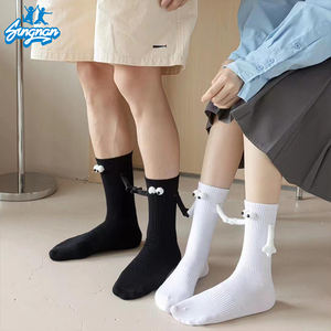 3 डी काले और सफेद जोड़े हाथ में कढ़ाई प्यारा कार्टून चुंबकीय हाथ में मजाकिया मोजे महिलाओं के टखने के मोजे - Product Image 2