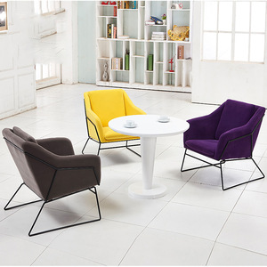 Sillón de Estilo Antiguo con Respaldo Alto y Estructura Metálica, Tapizado en Tela, Color Amarillo Mostaza - Product Image 3