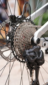 Bicicleta de Montaña Económica con Suspensión Completa de Aleación EM6 M430, Transmisión Inalámbrica Shimano M6250/12S, Bicicleta de Descenso para Hombre de 29 Pulgadas con Tija de Sillín Inalámbrica - Product Image 6