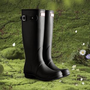 फैशन ओएम/ओडम वेलिंगटन बूट वाटरप्रूफ और एंटी-स्लिप प्राकृतिक रबर वर्षा बूट्स महिलाओं के लिए घुटने के उच्च गोल। - Product Image 1