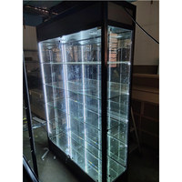 Vitrine moderne en verre avec miroir à l'arrière de la vitrine d'exposition avec socle lumineux pour la salle d'exposition de bijoux, le magasin et le centre commercial.