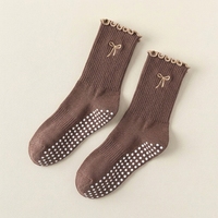 En stock, chaussettes de yoga en coton pour femmes, mignonnes, à volants et broderie antibactérienne, chaussettes de Pilates avec grip antidérapant en silicone