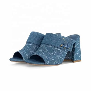 Sandalias de tacón alto y grueso con diseño de marca, punta abierta, de tela vaquera cosida, para mujer, estilo oficina, tipo mule para usar con jeans. - Product Image 2