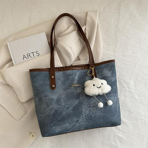 Sac à bandoulière grande capacité pour femme avec pendentif nuage, sac fourre-tout tendance pour femme - Product Image 3