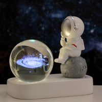 Modèle chaud créatif USB boule de cristal ornement astronaute coloré veilleuse ornement résine artisanat cadeau