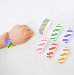 Bracelet en papier décoratif avec motif imprimé à rayures diagonales rouges - Product Image 6