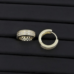 ต่างหูแฟชั่นชุบทอง 14K ประดับเพชรซิร์คอนแบบไมโครอินเลย์ ดีไซน์สวยหรูสำหรับผู้หญิง ต่างหูแบบห่วง ต่างหูหุ้มห่วง อะเรเตส เด มูเยร์ จอยเอเรีย - Product Image 1