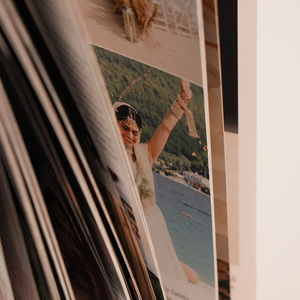 พิมพ์นิตยสารงานแต่งงานปกแข็งคุณภาพสูง พร้อมเคลือบฟิล์มและปั๊มนูน/ปั๊มจม - Product Image 3