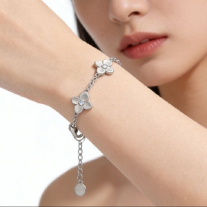 [Salon international de la bijouterie de Hong Kong] Bracelet à maillons floraux en argent mat avec accents de zircon cubique, délicat et raffiné - Product Image 3