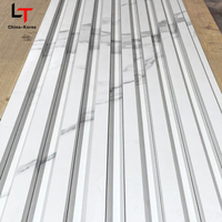 Panneau mural rainuré en composite bois-plastique (WPC) pour revêtement intérieur et extérieur, idéal pour la décoration de fond de télévision