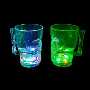 16 Unzen mehrfarbige LED leuchtender Schädelbecher Halloween Getränk Dekoration und Barware Gläser