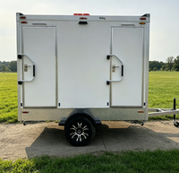 Toilettes mobiles bleues sur remorque pour expositions commerciales en extérieur, toilettes mobiles sur roues