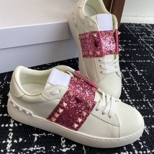 Zapatillas Deportivas de Piel para Mujer con Lentejuelas Rosas y Tira Decorativa con Tachuelas, de Caña Baja y con Cordones, Estilo Casual - Product Image 1