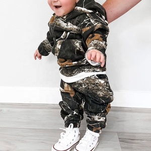 Set Tuta Casual Mimetica per Bambini 2 Pezzi in Pile: Felpa con Cappuccio e Pantaloni Jogger Personalizzati - Product Image 2